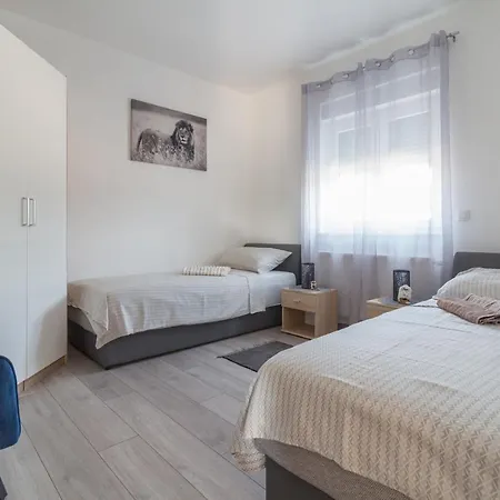 Seaside Family Friendly House With A Swimming Pool Privlaka, Zadar - 18508